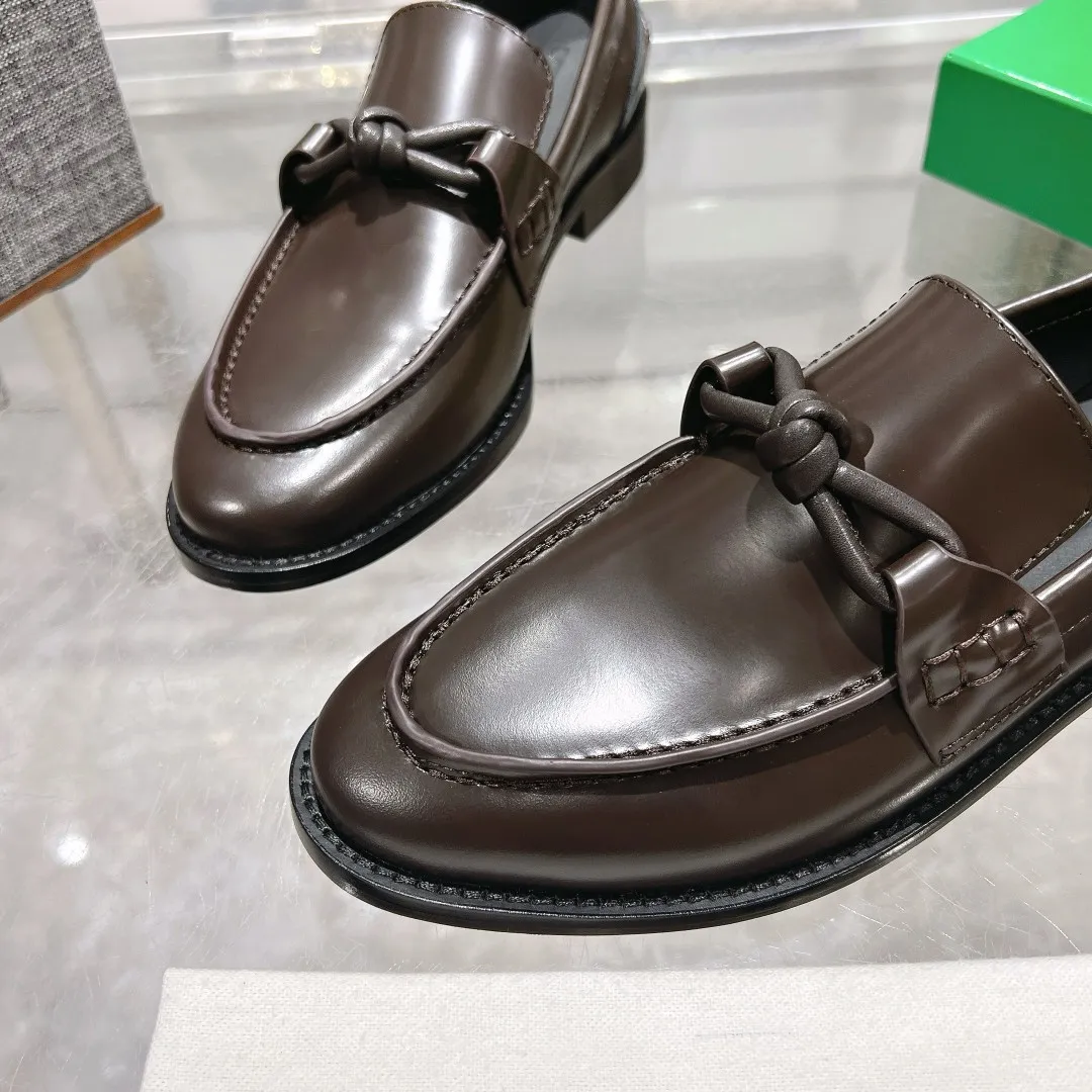[BV] Top P: 860💰 Size: Female 35-39 (Female 40 custom-made) Male 39-44 (38.45 non-refundable) Bottega Veneta 2025 Autumn and Winter counter style! Small round toe loafers! Imported leather outsole! Imported open edge beaded cowhide! Solid color Niuli!  👉Click to buy:
